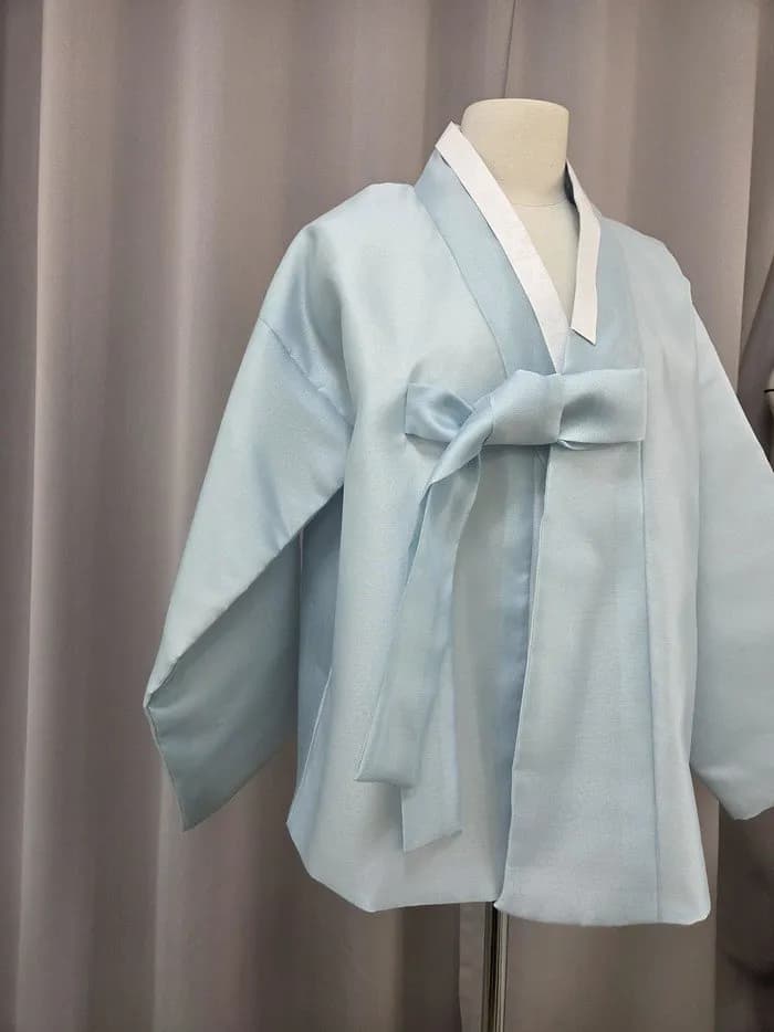 마네킹에 입힌 하늘색 한복 저고리